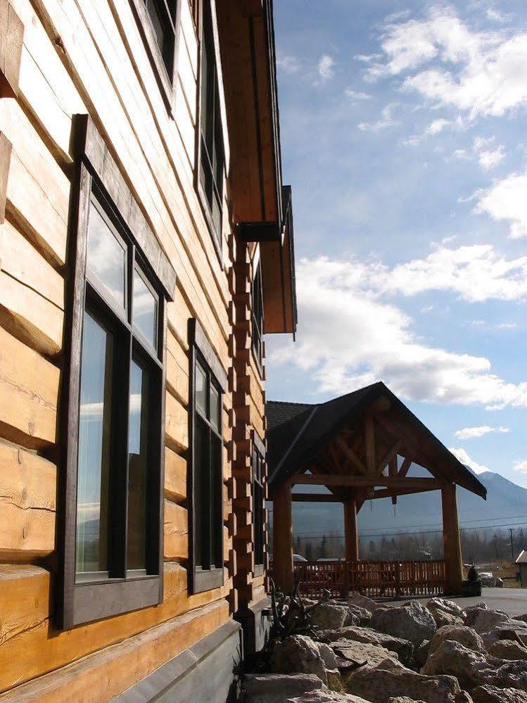 Basecamp Lodge Golden Exterior photo